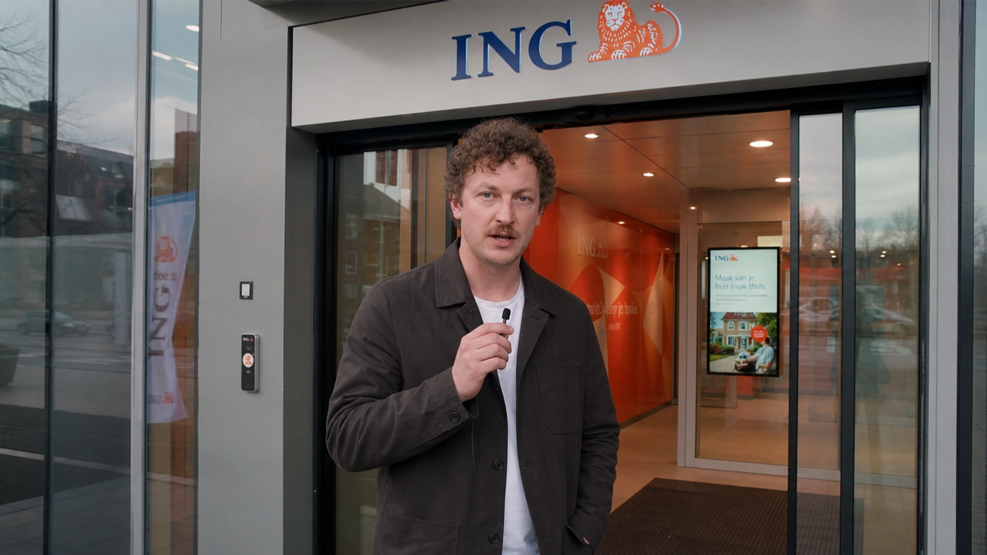 Fons Hendriks voor de ING-vestiging in Amsterdam-Zuid waar de opnames met de verborgen camera zijn gemaakt.
