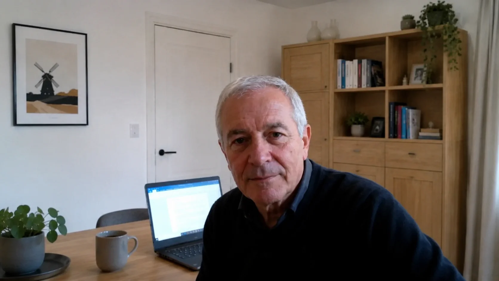 Henk Bakker, voormalig postbode uit Zwolle, tijdens het videogesprek met de redactie. (Foto: AD)